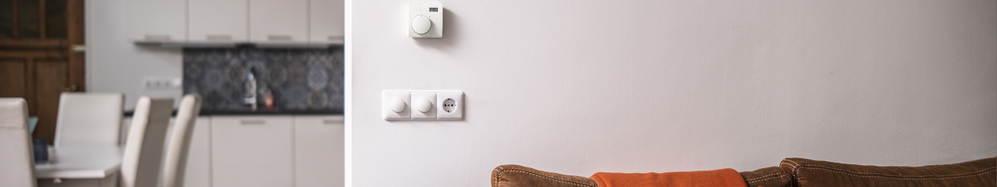 de thermostaatknop in een woonkamer