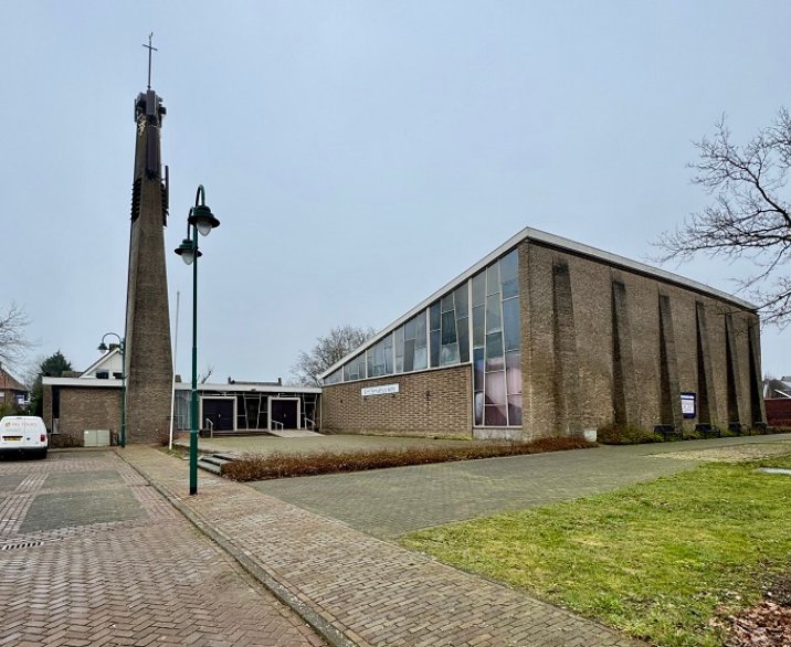 kerk met gras 