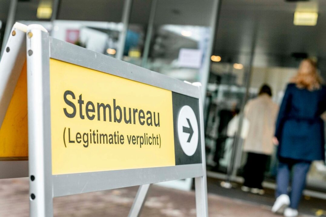 bord met pijl naar stembureau