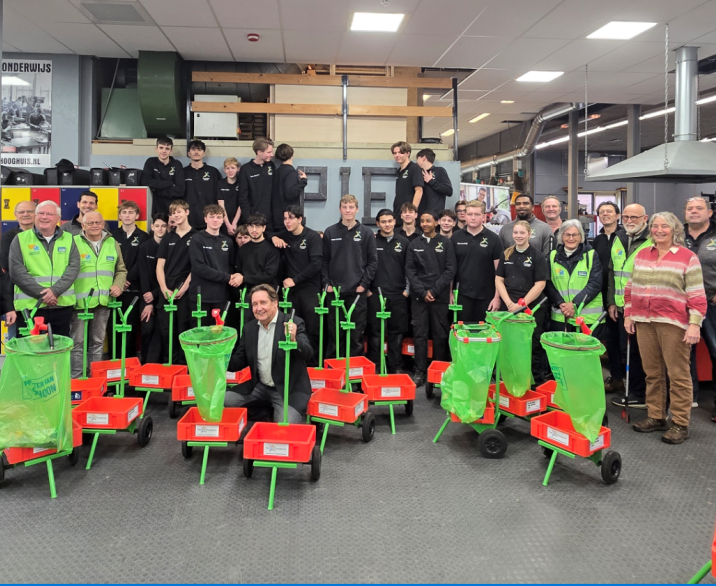 Techniekleerlingen bouwen slimme zwerfafvalkarretjes voor vrijwilligers 