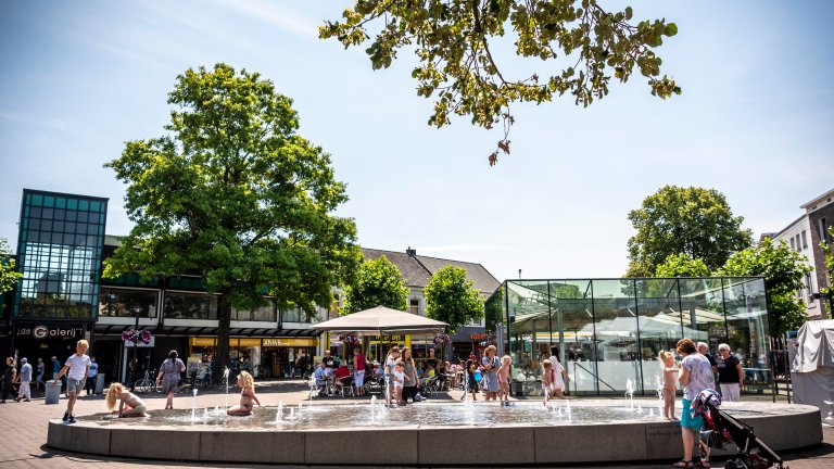 spelende kinderen bij fontein centrum Oss