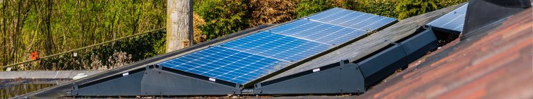 Dak met schoorsteen en zonnepanelen