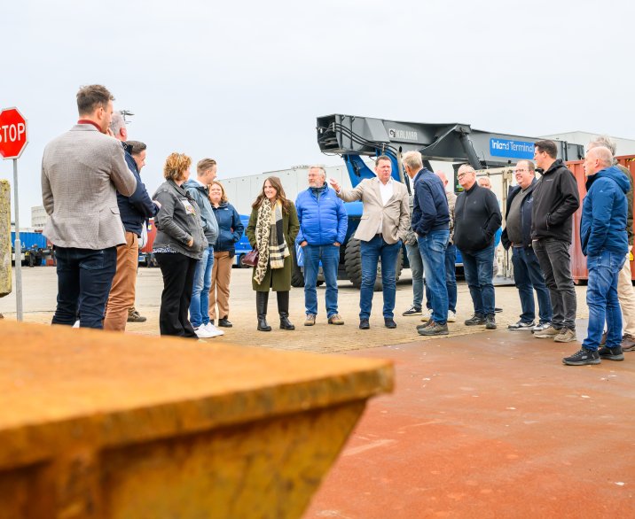 groep mensen die luistert naar een spreker
