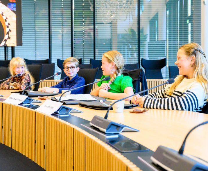Jeugdcollege in raadzaal in Oss