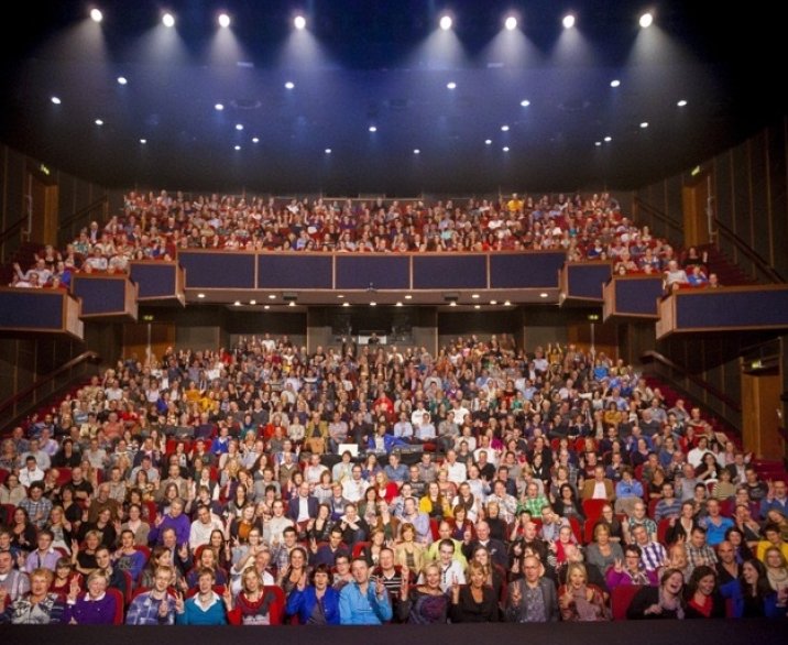 mensen in een theater