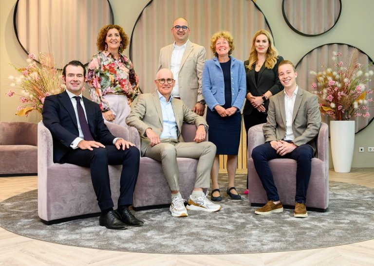 College van B&W. Van links naar rechts: Sidney van den Bergh, Hilde Reints, Kees van Geffen, Bekir Atman, Froukje de Jonge, Hilde de Wit, Nick Pruimboom