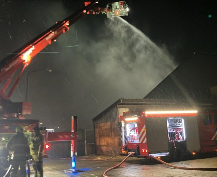 Brandweer blust schuur in het donker