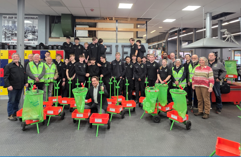 Techniekleerlingen bouwen slimme zwerfafvalkarretjes voor vrijwilligers 