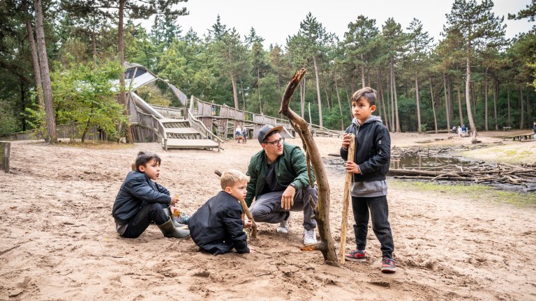 kinderen en vader in zand Herperduin