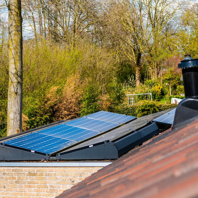 Een dak met zonnepanelen en een schoorsteen