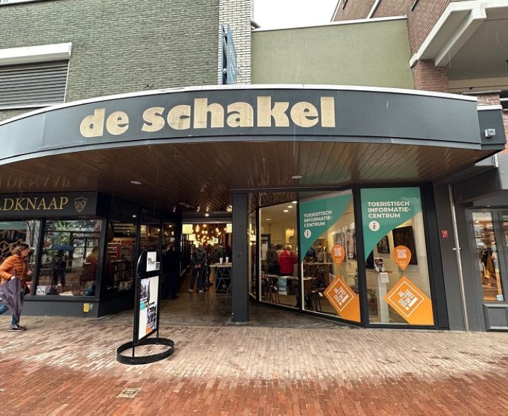 ingang van de schakel met aan de rechterkant de winkel van het toeristisch informatiepunt