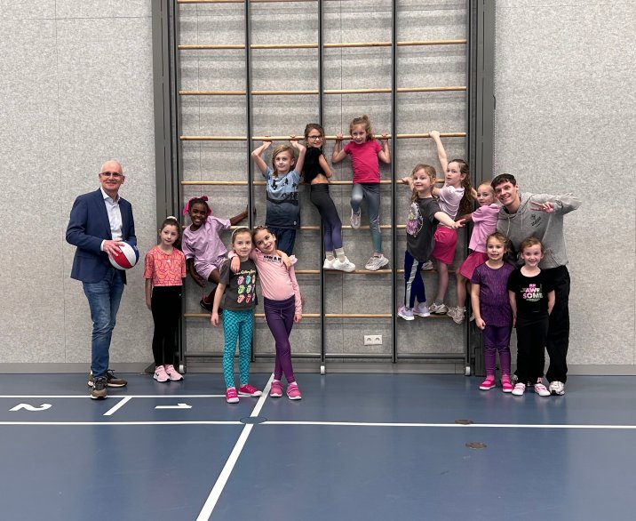 Kinderen voor een klimrek.