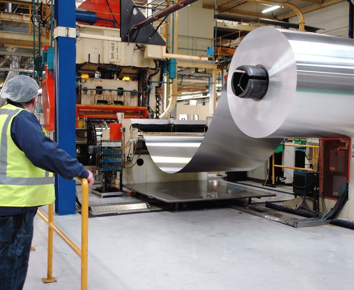 Man bij een grote rol aluminium