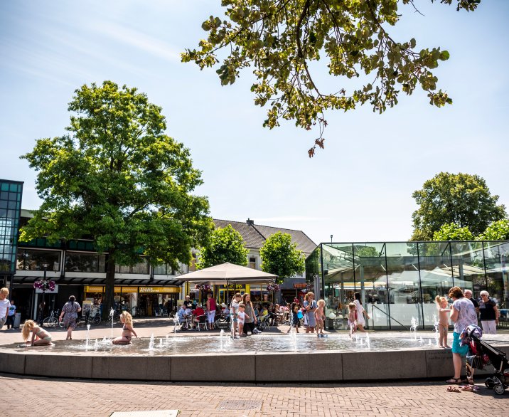 spelende kinderen bij fontein centrum Oss