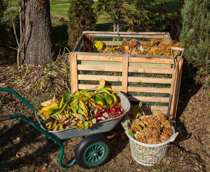 Composthoop met kruiwagen
