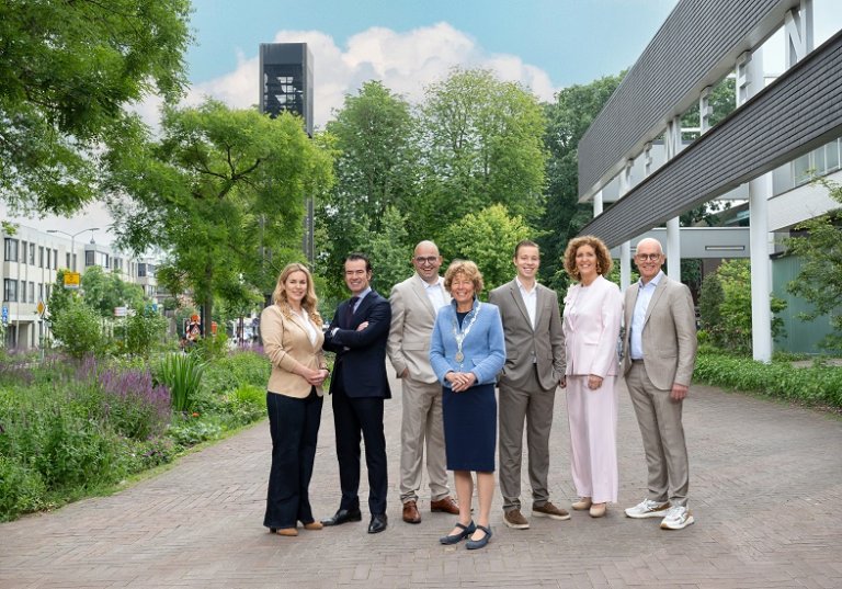 College van B&W. Van links naar rechts: Sidney van den Bergh, Hilde Reints, Kees van Geffen, Bekir Atman, Froukje de Jonge, Hilde de Wit, Nick Pruimboom