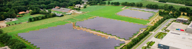 Luchtfoto van zonnepark de mun