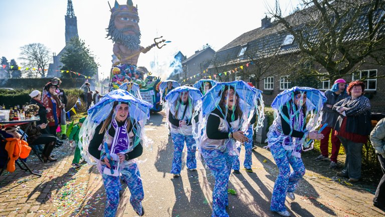 4 uitgedoste mensen met carnaval in Overlangel