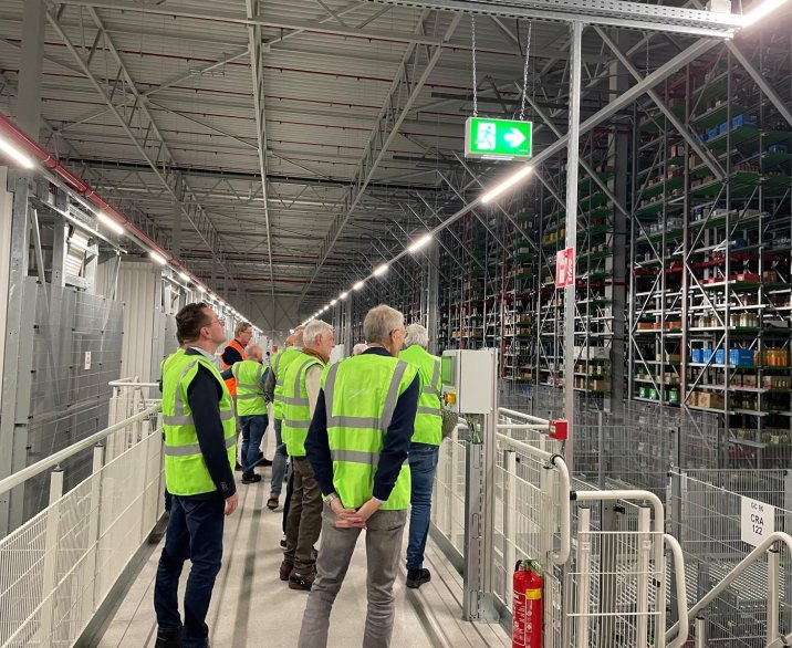 Groep mensen bezoekt bedrijf