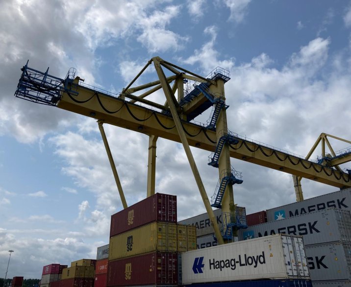 zeecontainers, containers worden verplaatst met machine