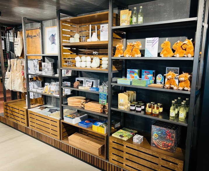 Kasten gevuld met lokale artikelen.