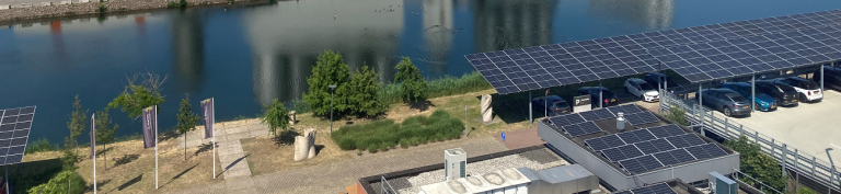 Zonnepanelen boven de parkeerplaatsen aan de haven van Oss