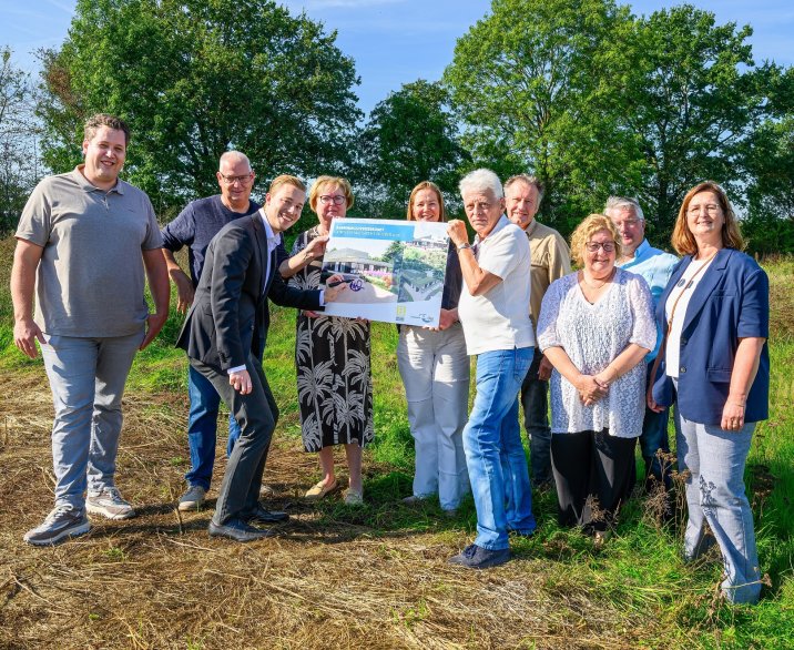 Directeur Roel van Erp van Bouwbedrijf Van Erp Dollevoet en wethouder Nick Pruimboom samen met vertegenwoordigers van tennisvereniging LTC de Brug, De Bongerd het dorpshuis, de Dorpsraad, en medewerkers van de gemeente Oss. 